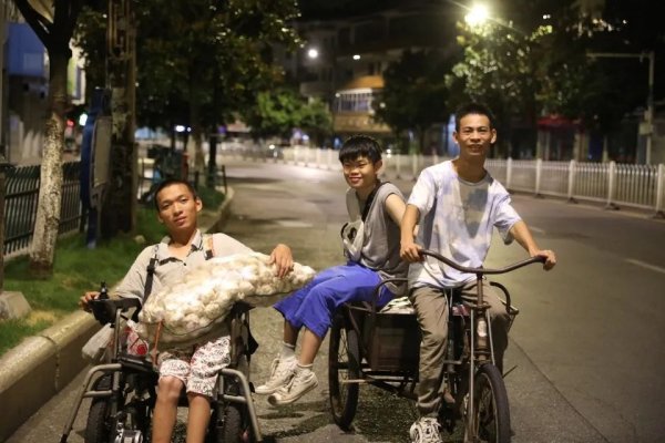 配资行业四大巨头 3名00后脑瘫少年摆摊卖大蒜：凌晨3点起床，拒绝网友捐款